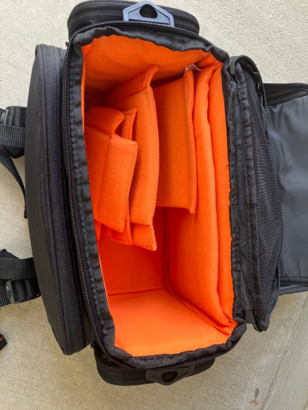Amazon Basics DSLR Camera Bag - Picture 3 of 3